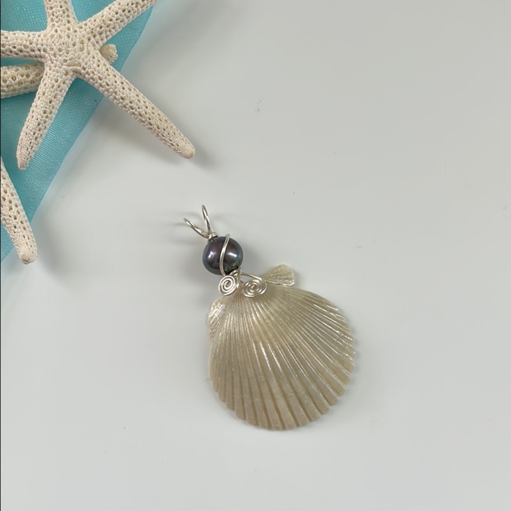 Calico Light Cream Shell Pendant with Freshwater Pearl